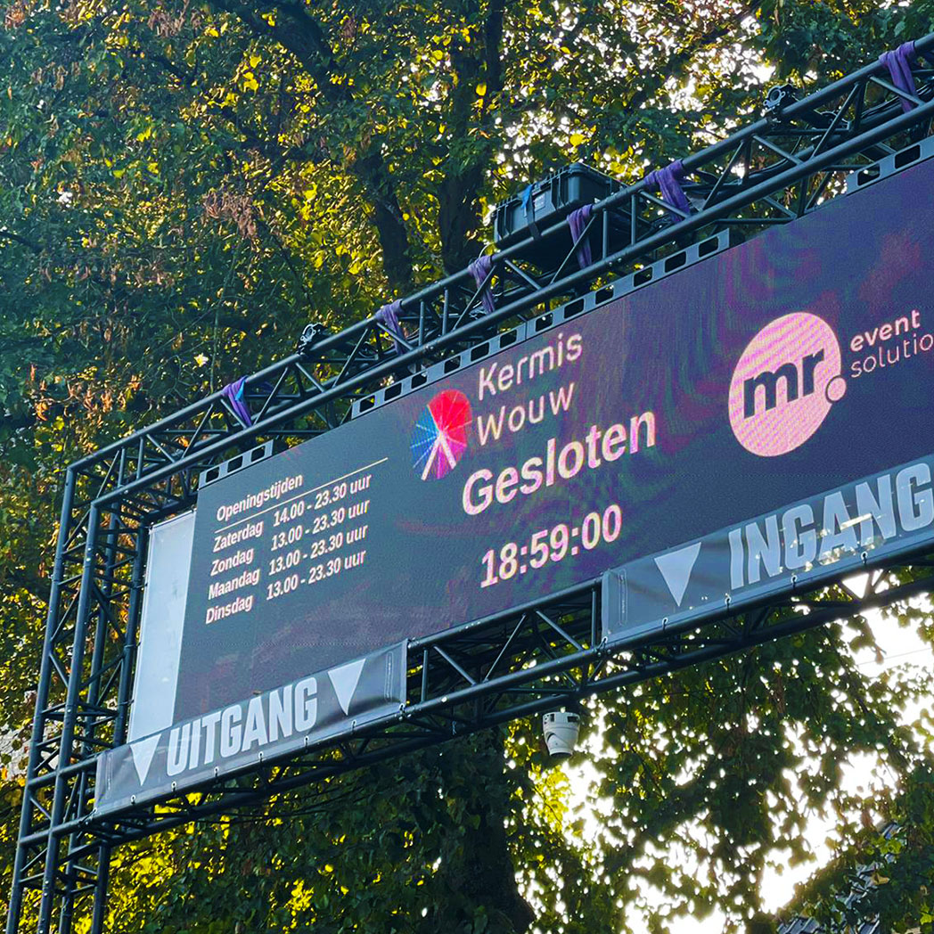 Banner Signing op de kermis