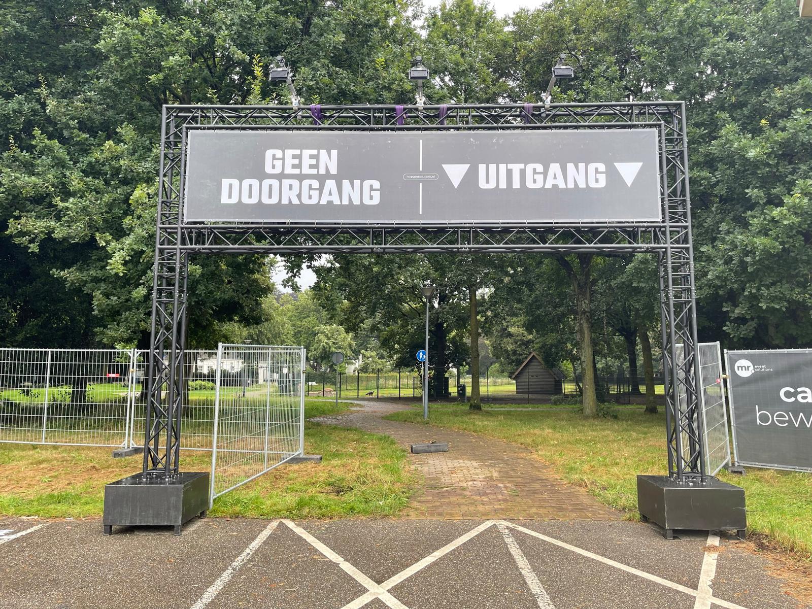 Banner Signing op de kermis